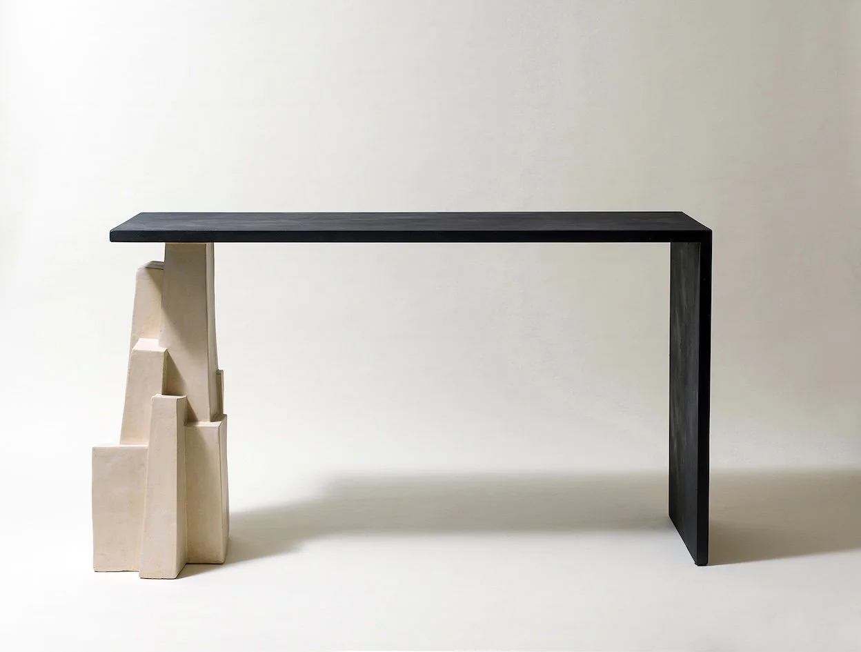 Bureau van hout met keramische voet