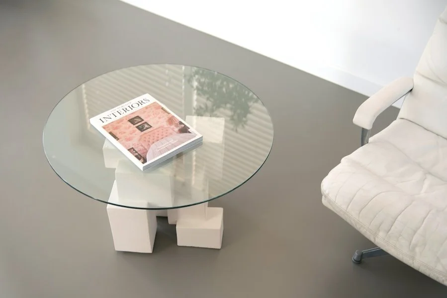 Salontafel van keramiek geinspireerd op architectuur