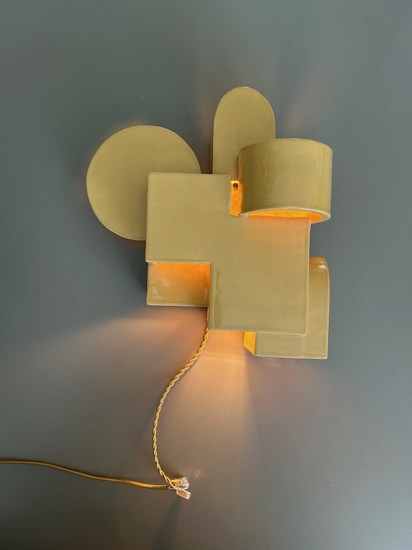 zandkleurige-wandlamp-van-keramiek-inge-simonis.jpg