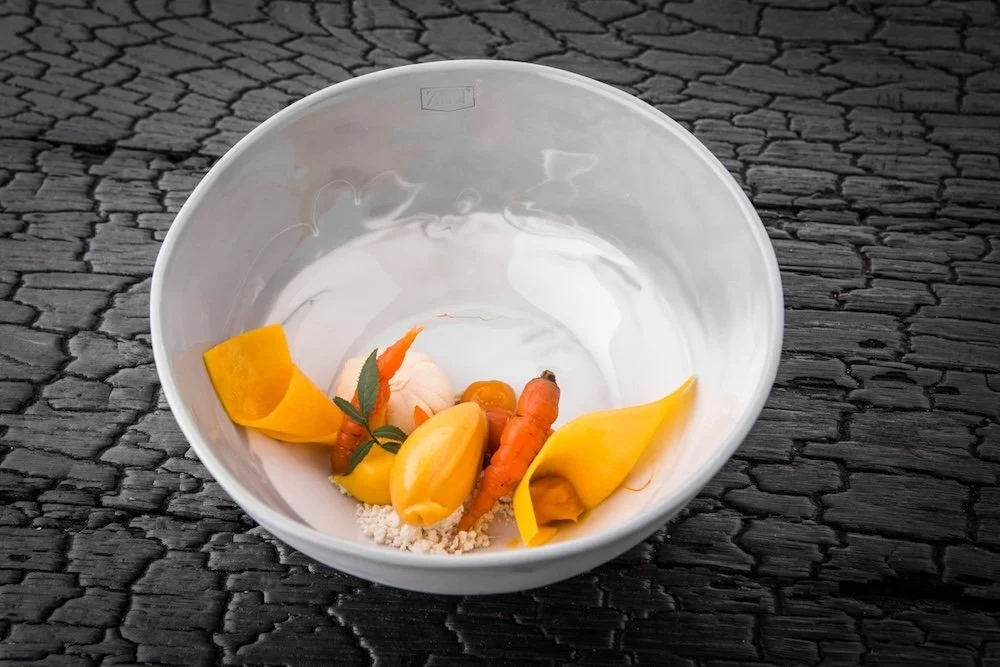 Servies-voor-kromme-watergang-diep-bord-op-houtskool-Inge-Simonis_fotograaf-Pieter-dHoop.jpg