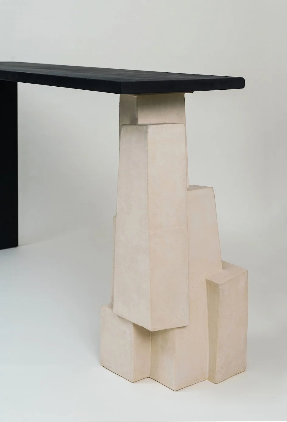 Brutalistische voet van bureau 2Adrian