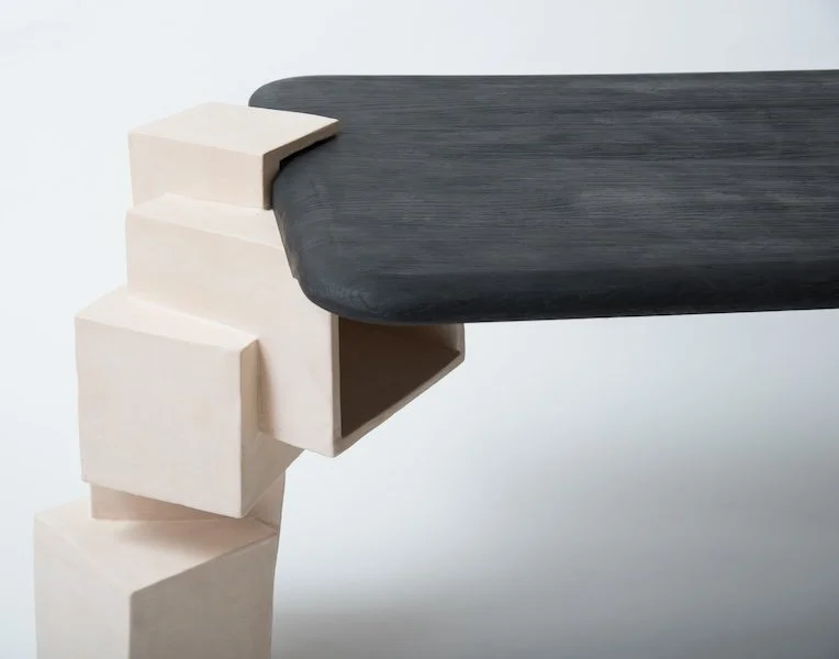 Sidetable van keramiek met gebrand eikenhout