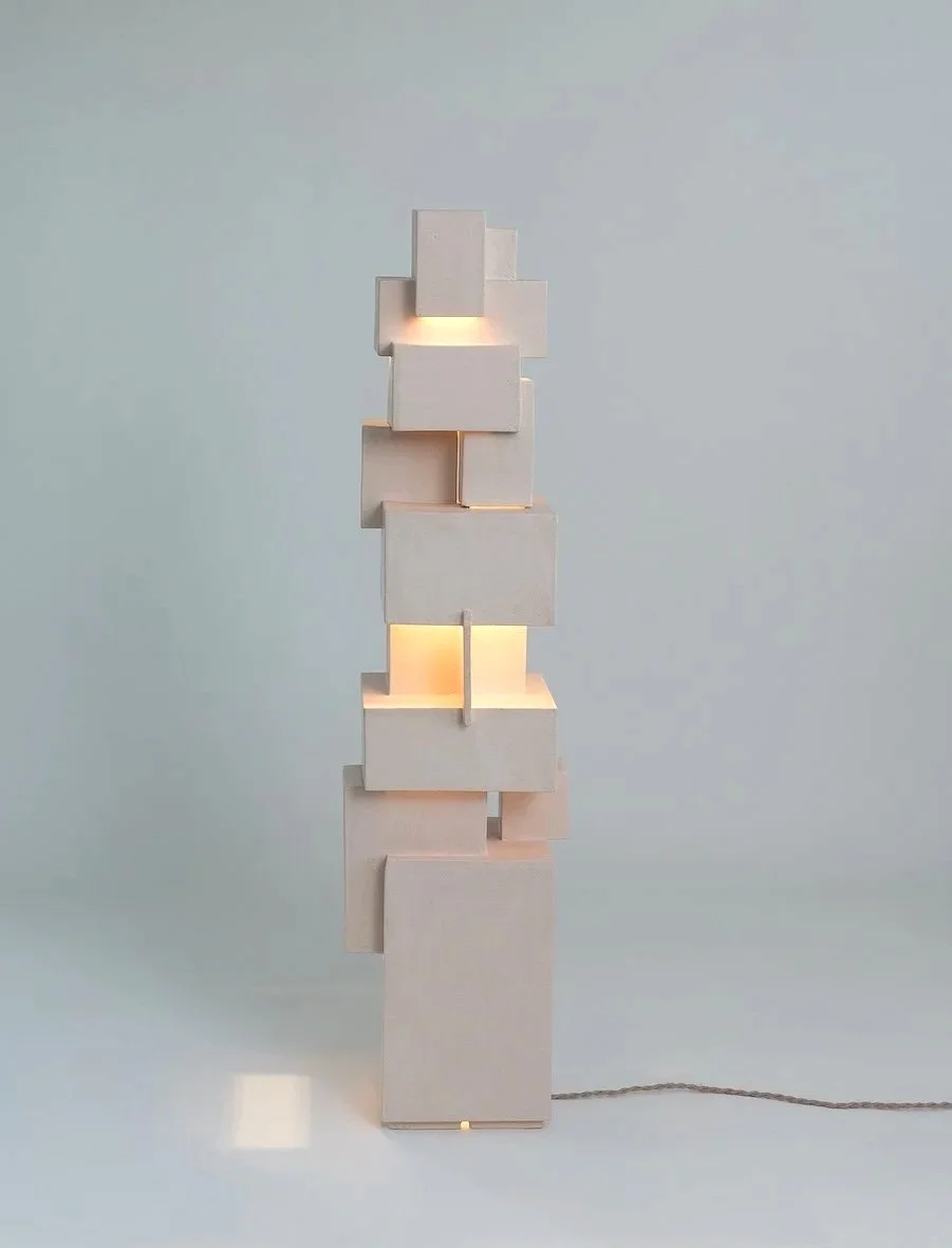 Stoere vloerlamp van keramiek geinspireerd op wolkenkrabbers