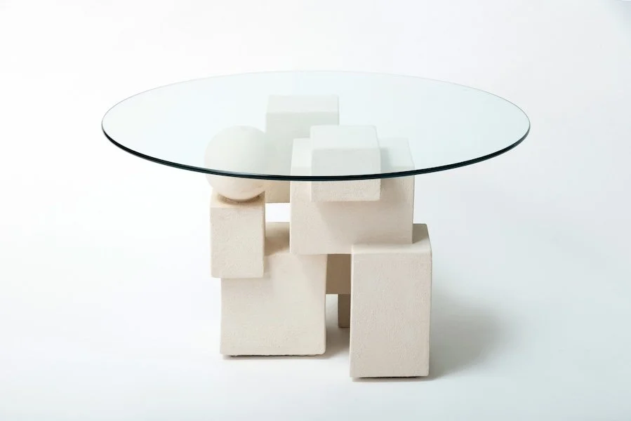 Salontafel van keramiek geinspireerd op architectuur