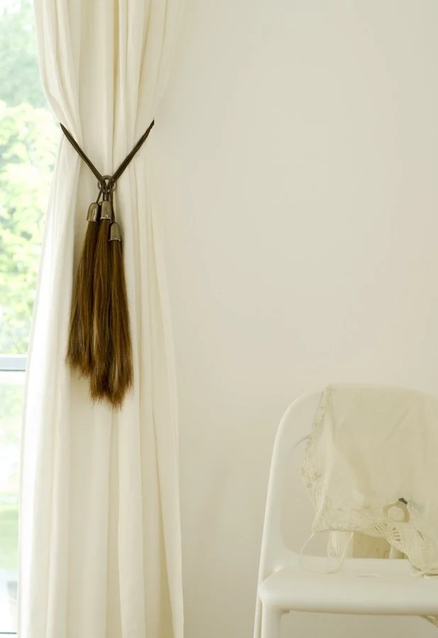 Samenwerking-tussen-porselein-en-paardenhaar-Inge-Simonis-en-Marianne-Kemp_fotografie-Bas-Adriaans.jpg