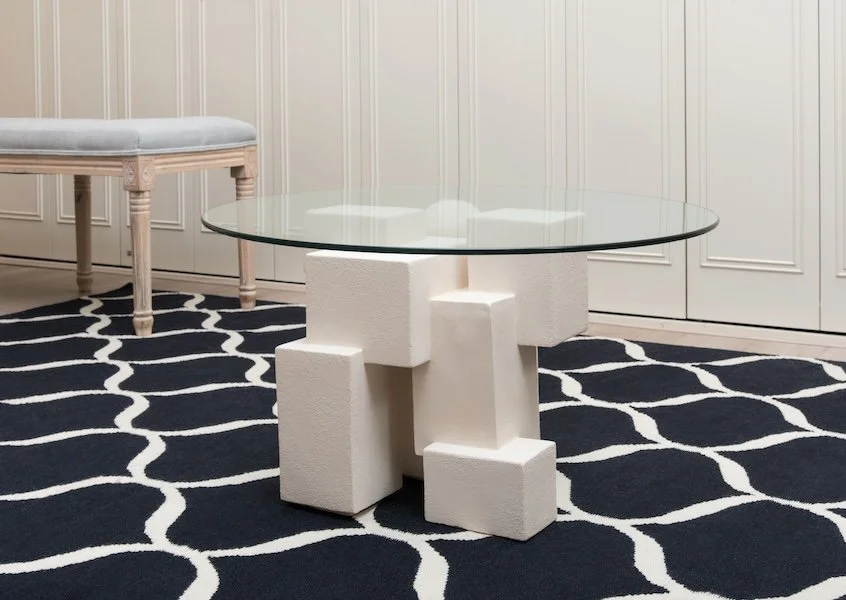 Salontafel van keramiek geinspireerd op architectuur