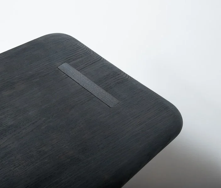 Detail - Sidetable van keramiek met gebrand eikenhout