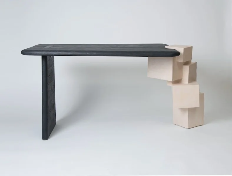 Sidetable van keramiek met gebrand eikenhout