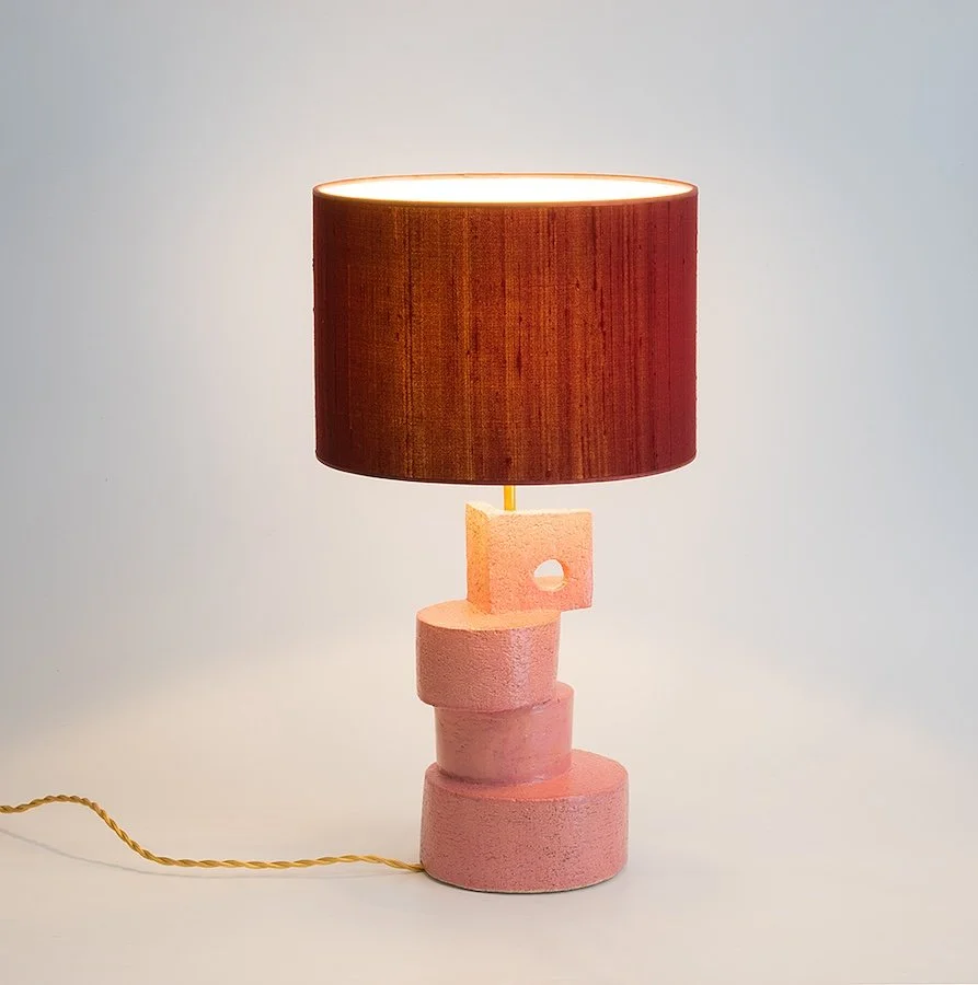 Roze lamp van keramiek met licht voorkant