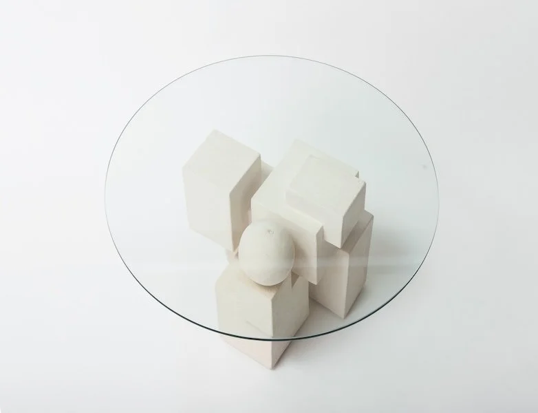 Salontafel van keramiek geinspireerd op architectuur