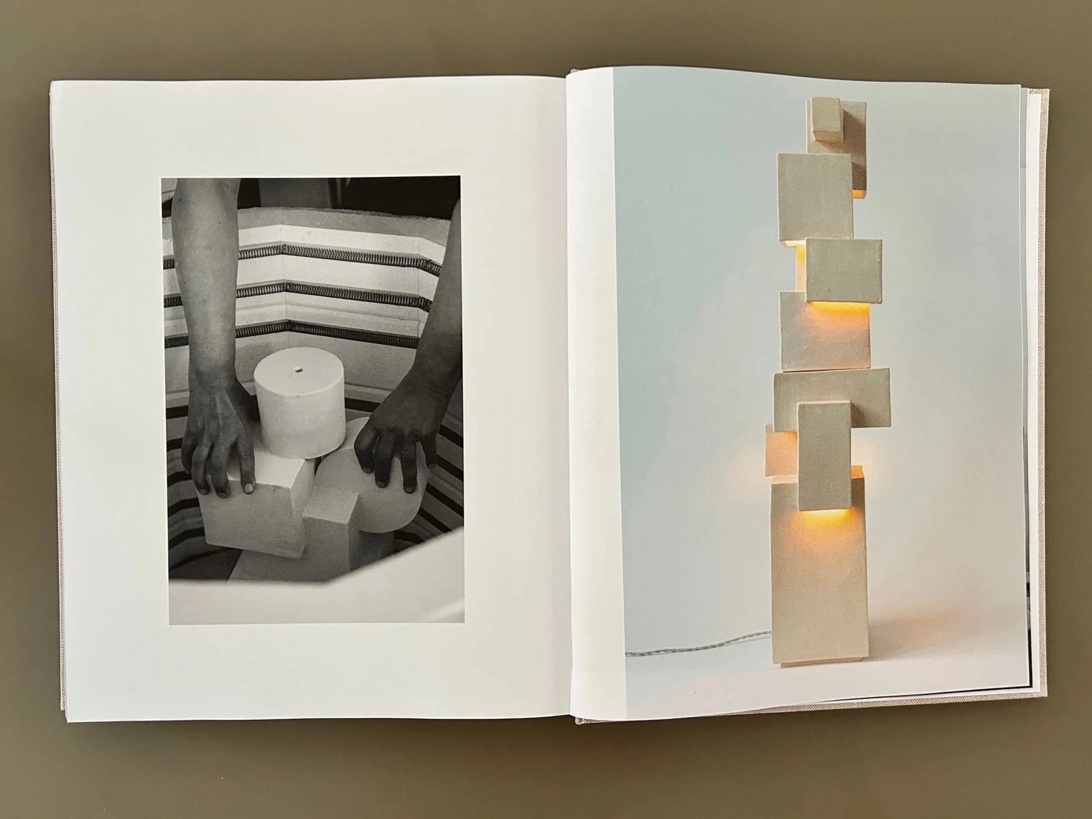 Open boek met zwart-wit foto en een kleurrijk kunstwerk op de rechts pagina.