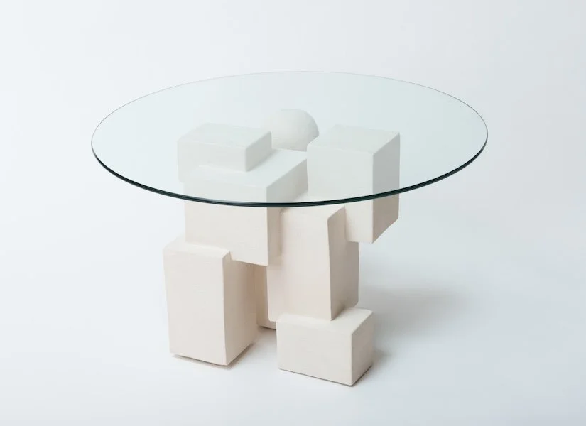 Salontafel van keramiek geinspireerd op architectuur