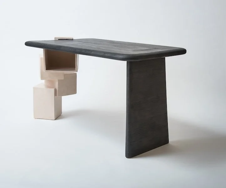Sidetable van keramiek met gebrand eikenhout