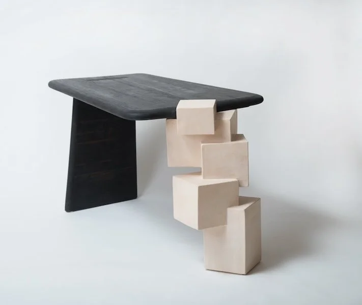 Sidetable van keramiek met gebrand eikenhout