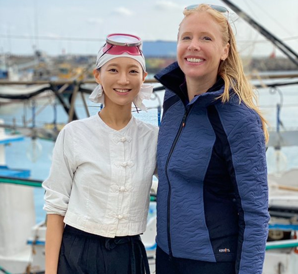  Darley meets one of the women of Haenyeo Kitchen 