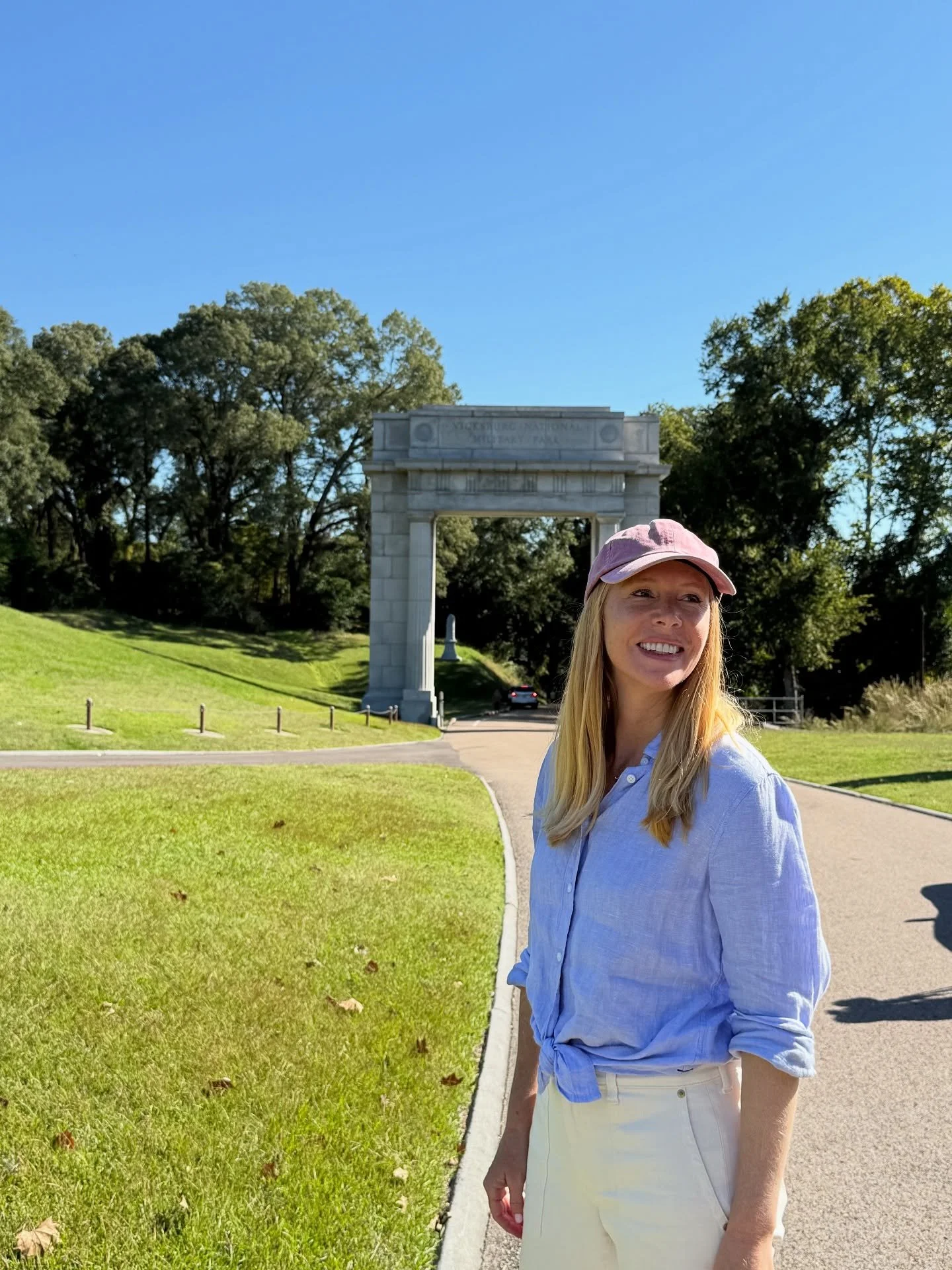 🐪 Did you know a camel served as the mascot for the 43rd Mississippi Infantry during the Civil War? At Vicksburg National Military Park, I was in awe of the grand entrance at Memorial Arch, a symbol of peace, reconciliation and reunification followi