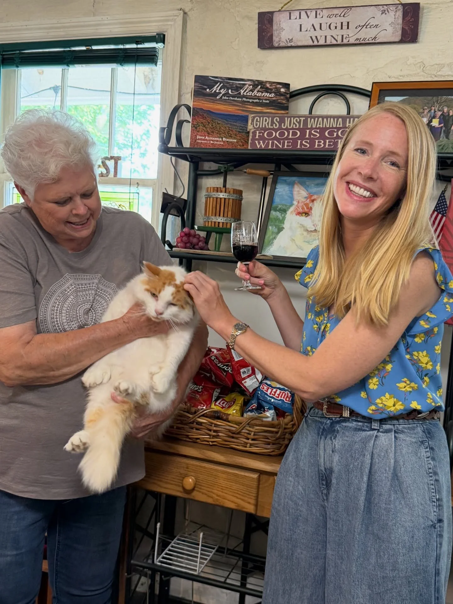 🐱🍷 North Alabama obsessions! ✔️ Mr. Mittens &ndash; wine mascot, absolute icon at Will&rsquo;s Creek Vineyard. First of all, who knew Alabama even made wine&hellip;. Let alone had the coolest cat at this Duck Springs winery 🍷🐾
✔️ Muscle Shoals &n