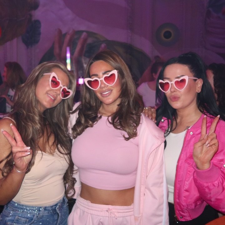 THE SQUAD 💕 Wil jij ook shinen? Boek nu via www.hairbytg.nl jou perfecte behandeling en wie weet maakt een van ook ons een feestje van jou bezoek!✨#hairbytessagina #eindhoven #fyp #hairstyles #hair