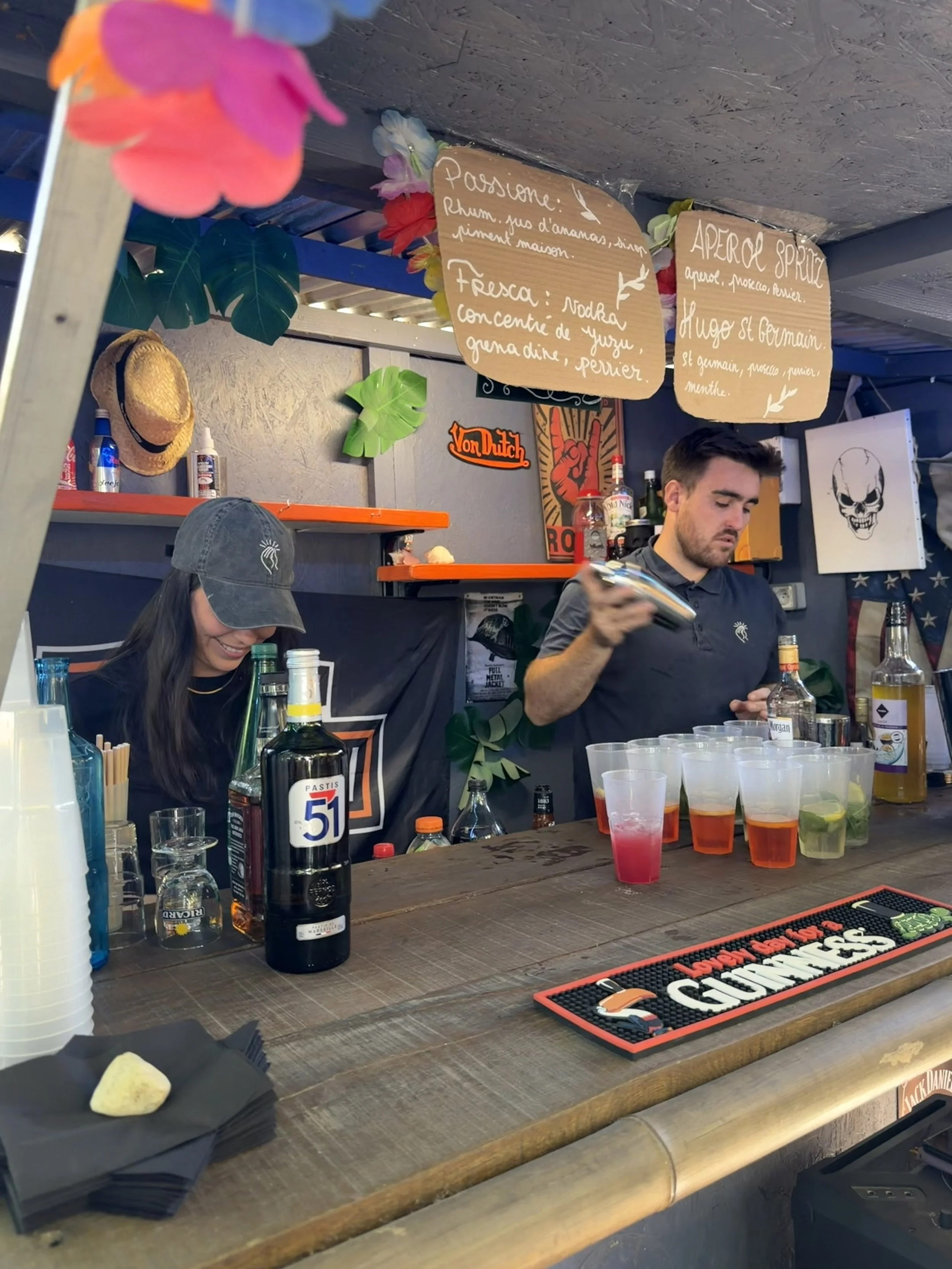 L'équipe Delici'Oz en place au bar à cocktails