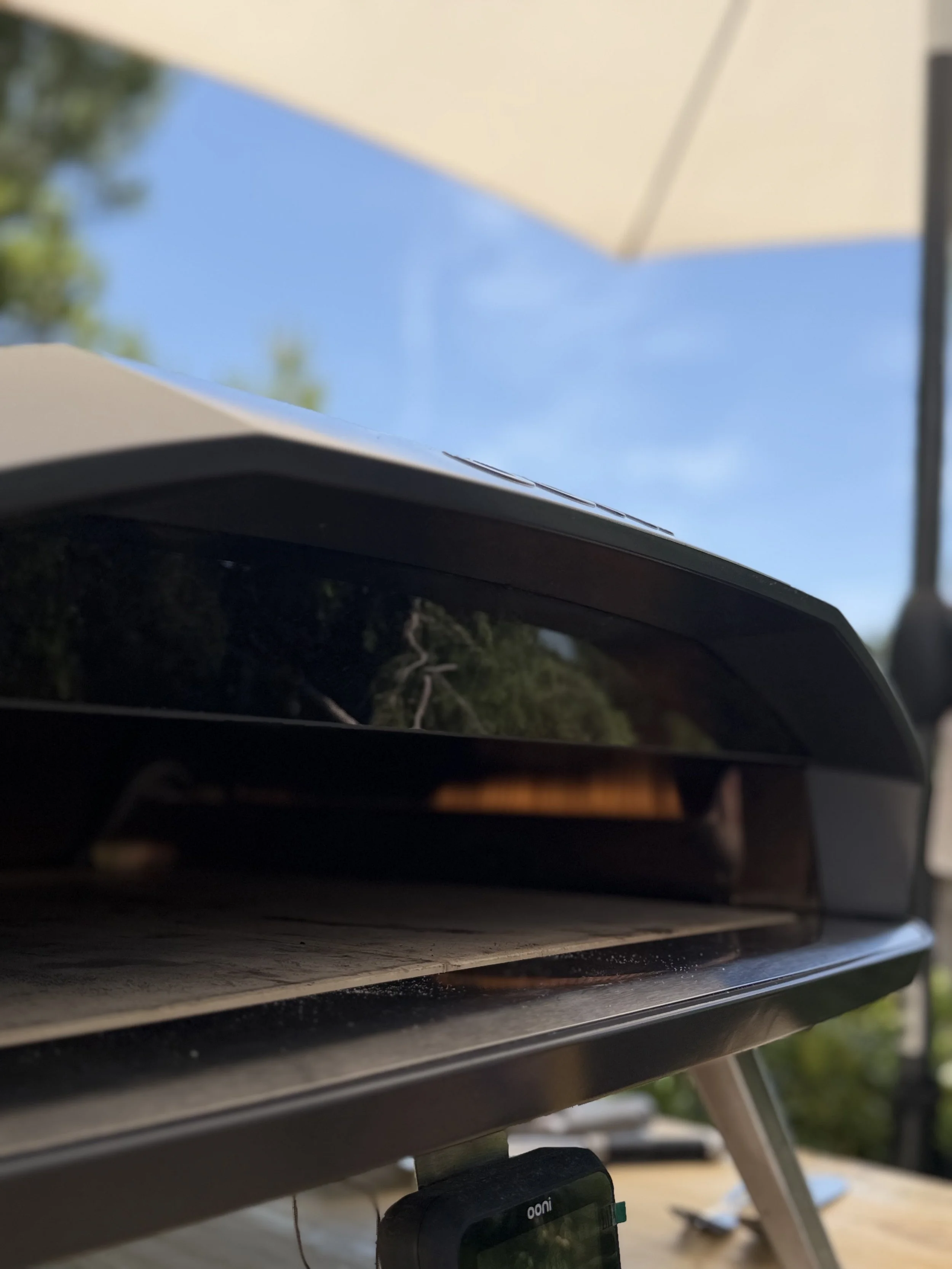 Le four à pizzas est en place!