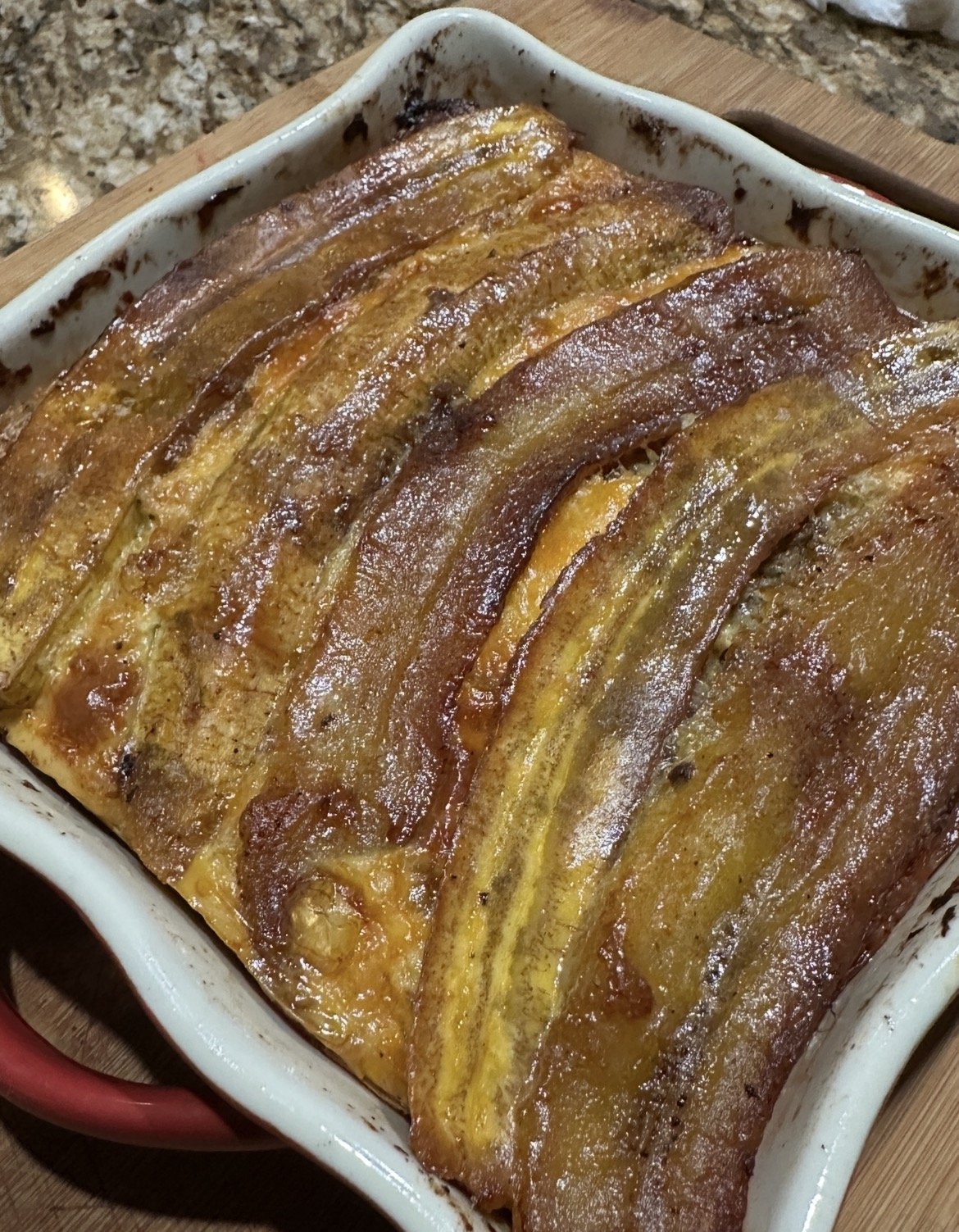 una bandeja llena de plátanos maduros.