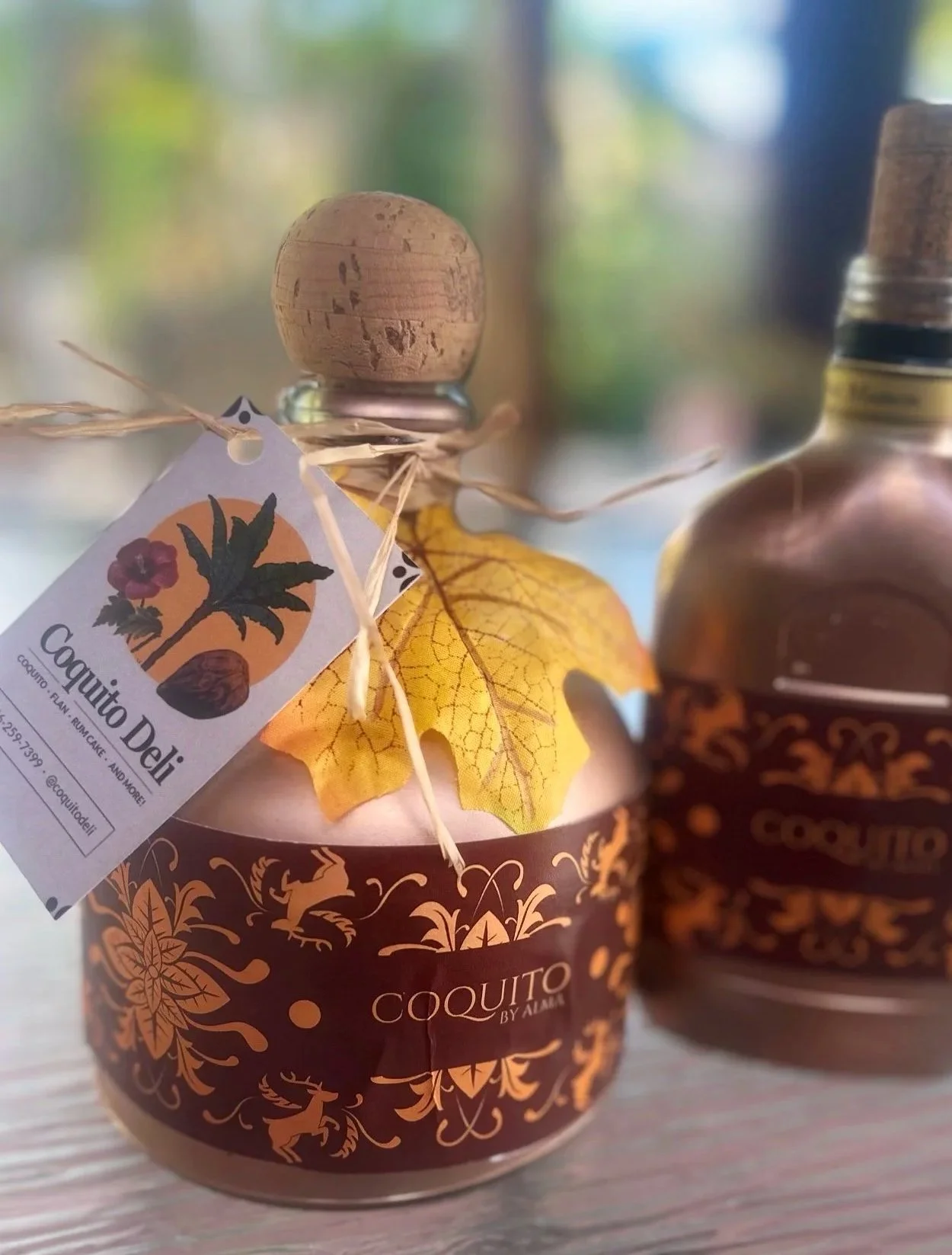 botellas de coquito con decoraciones.
