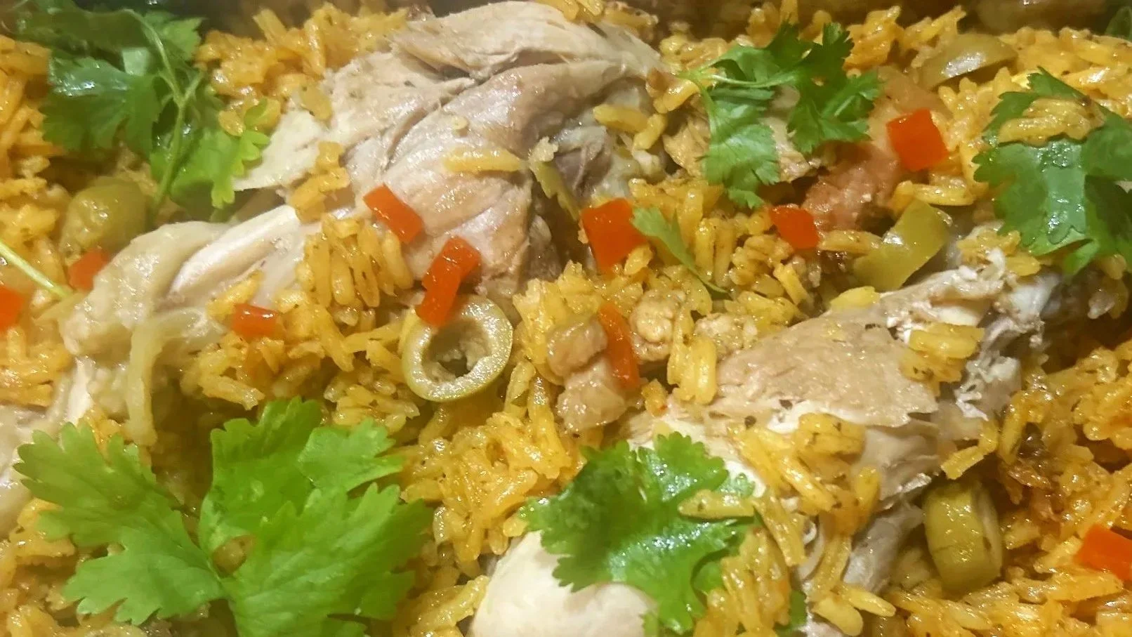 arroz amarillo con pollo, cilantro, aceituna, y pimiento.