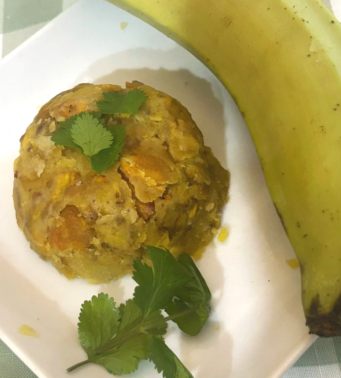 mofongo con cilantro en un plato.