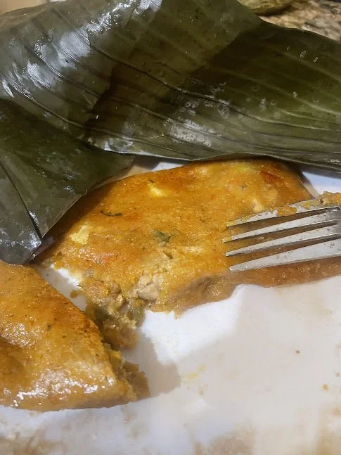 un pastel desenvuelto, listo para comer.