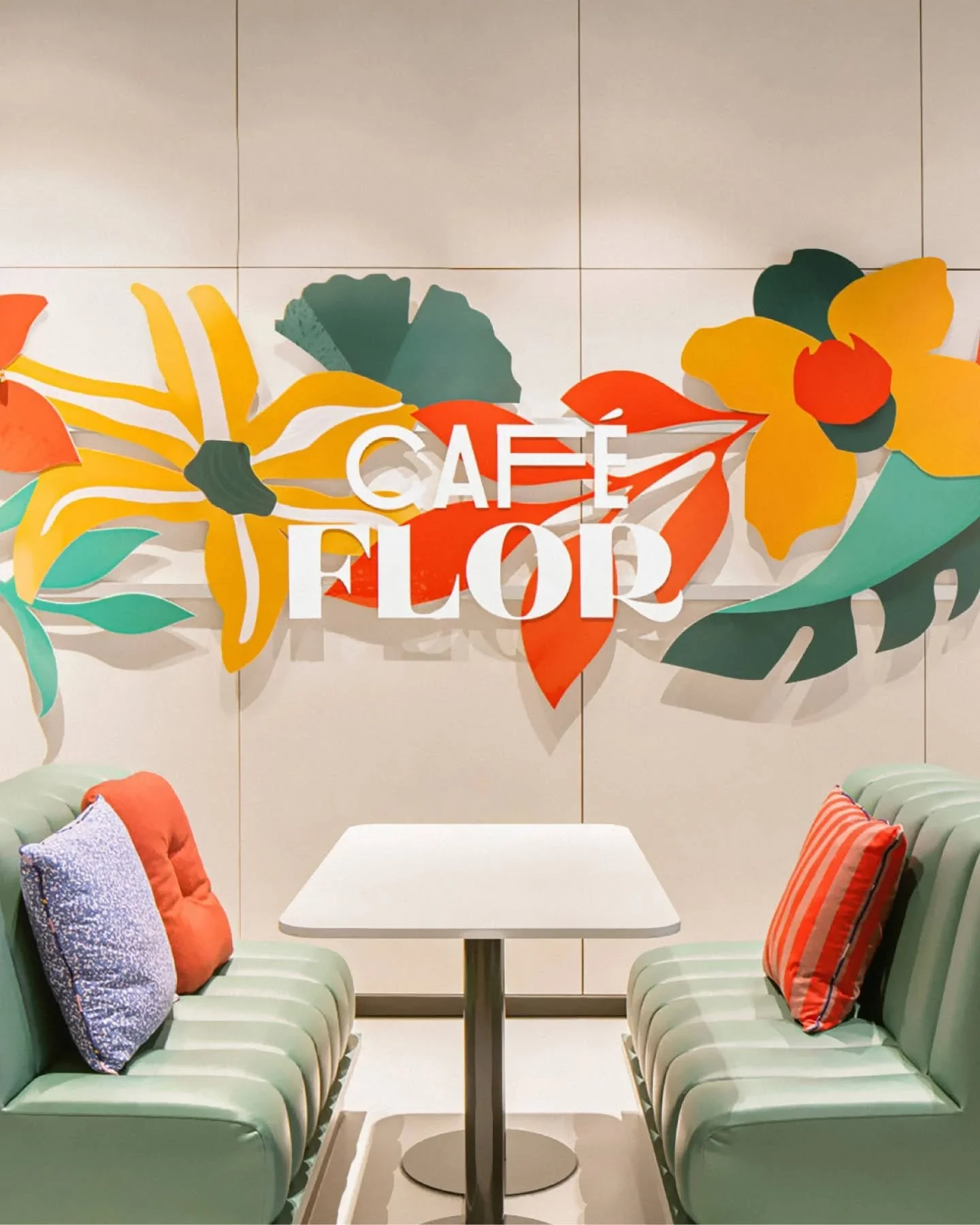A throwback to a project from what now feels like a different era.
🌺🌸🌼
Just before the pandemic grounded all flights, Caf&eacute; Flor opened its doors at Schiphol Airport. I enjoyed creating the lush botanical and floral graphics for this tropica