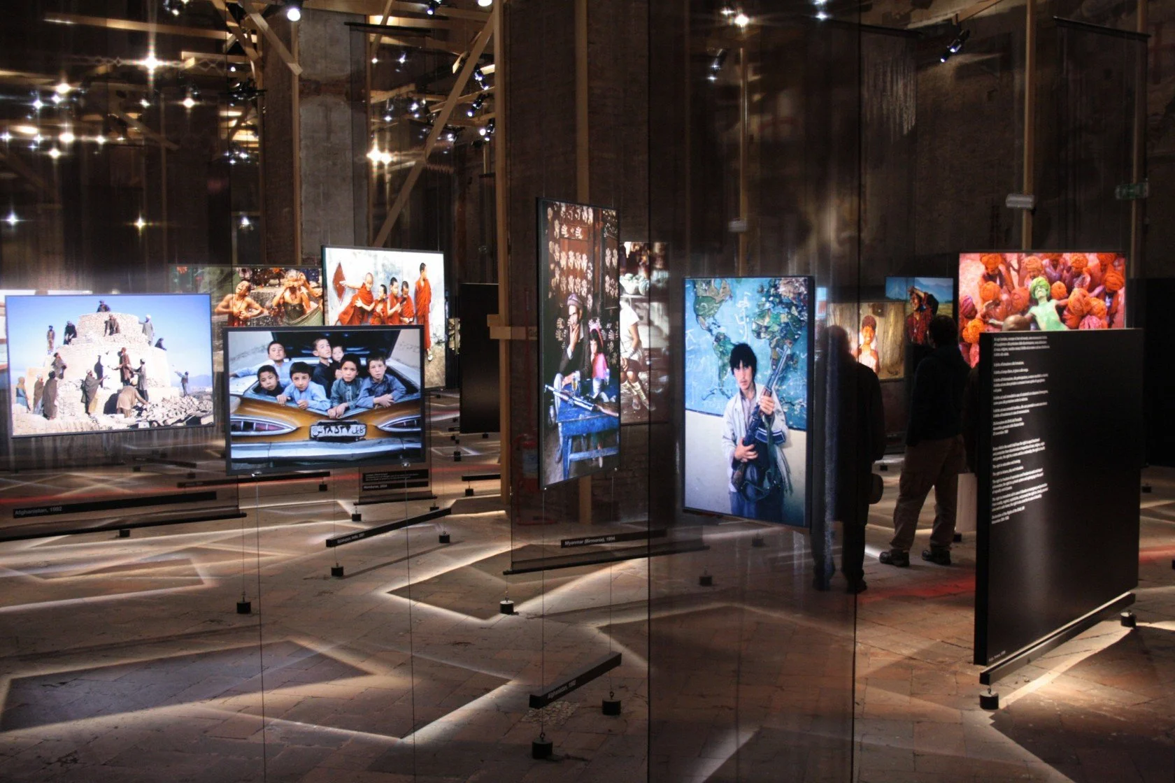 2-peterbottazzi-exhibition-stevemccurry-sudest-milano-2009-2web-1680x1120.jpg