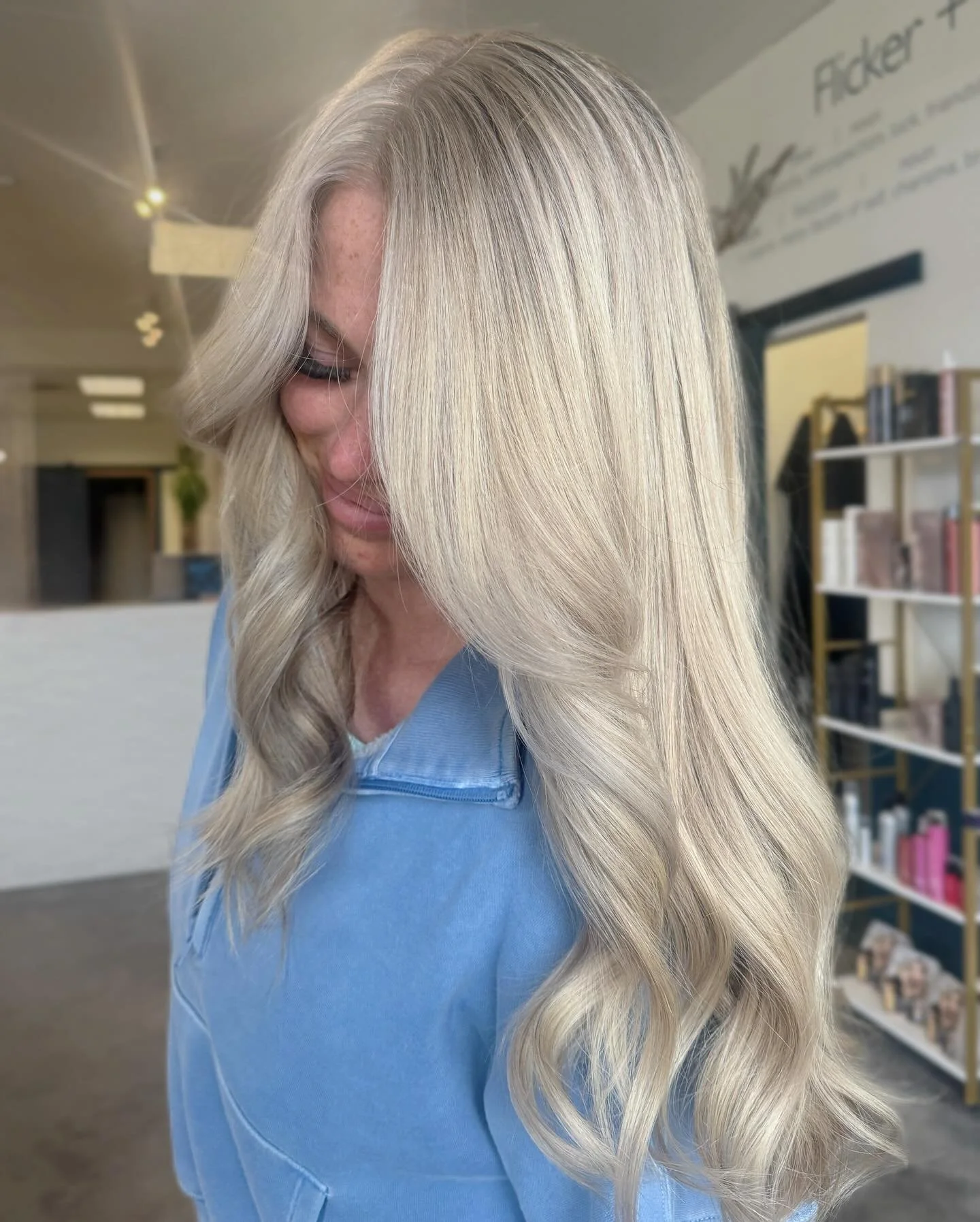 bright, soft + seamless 🌞 

Used @schwarzkopfusa #igoravibrance 9,5-1 + 9,5-49 for her blonde gloss &amp; 8-0 for her root tap 🖤

#inyourarea #coloradostylist #livedincolorspecialist #summerblonde #brightsummerblonde #igoravibrance