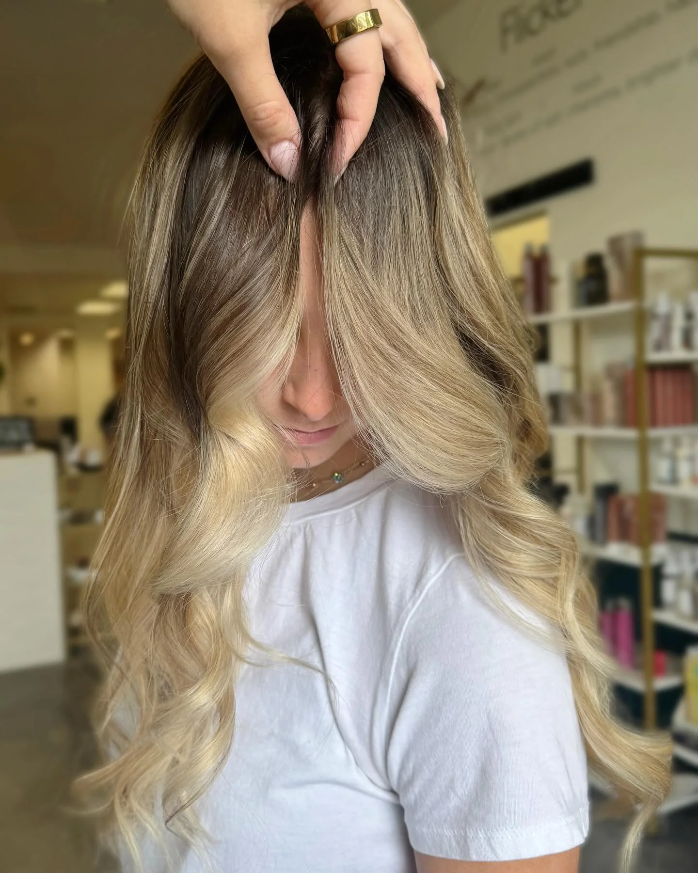 ✨ Effortless, sun-kissed, and perfectly blended ✨
This lived-in blonde is all about low-maintenance upkeep with high-impact dimension &mdash; soft root melt + bright pops through the ends for that &ldquo;just back from vacation&rdquo; glow. 🌊☀️

#Bl