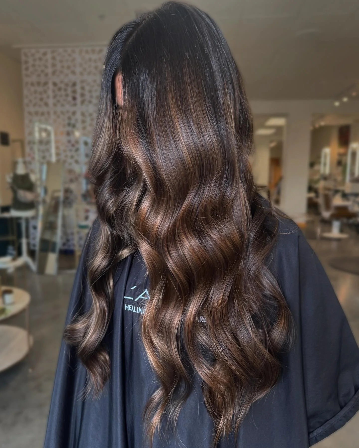 Expensive brunette vibes ✨ rich chocolate blended with soft toffee ribbons for that effortless, lived-in glow &gt;&gt; swipe to see the before 

#ExpensiveBrunette #LivedInColor #GlossyBrunette #BrunetteGoals #HairColorTrend #RichBrunette #luxuryhair