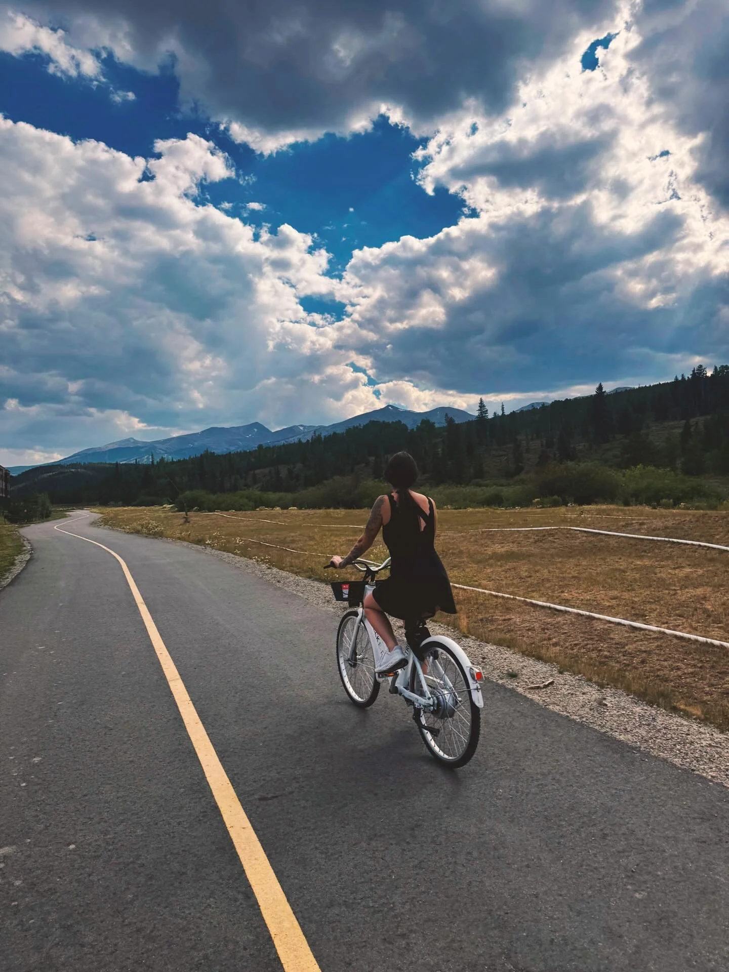 25 years in Colorado and these mountain towns still give me butterflies&hellip;🌲💫🦋

Slow sunsets, cool mornings, good company&hellip; and questionable biking decisions🙃😶 

.

#BreckAdventures #ColoradoLife #MountainMagic #BreckVibes #SunsetChasi