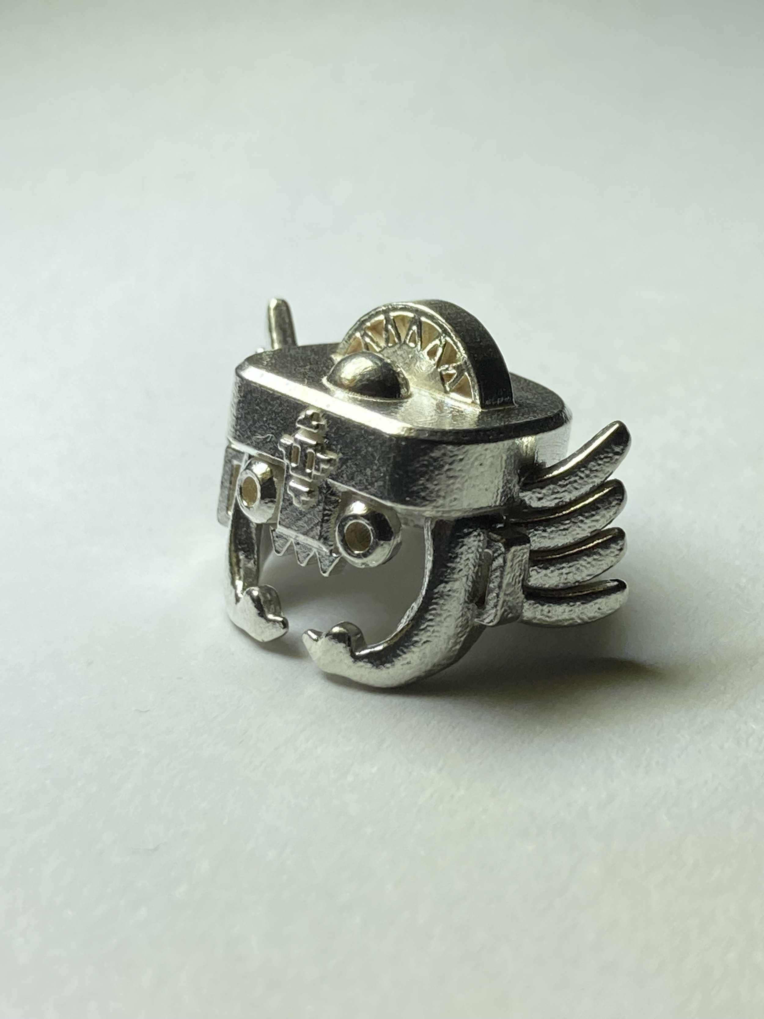 This is the piece straight out of casting — raw, unpolished, and full of potential. At this stage, the design has just taken shape in metal, still showing the surface texture, sprue marks, and fine residues from the investment mold.
It's a powerful