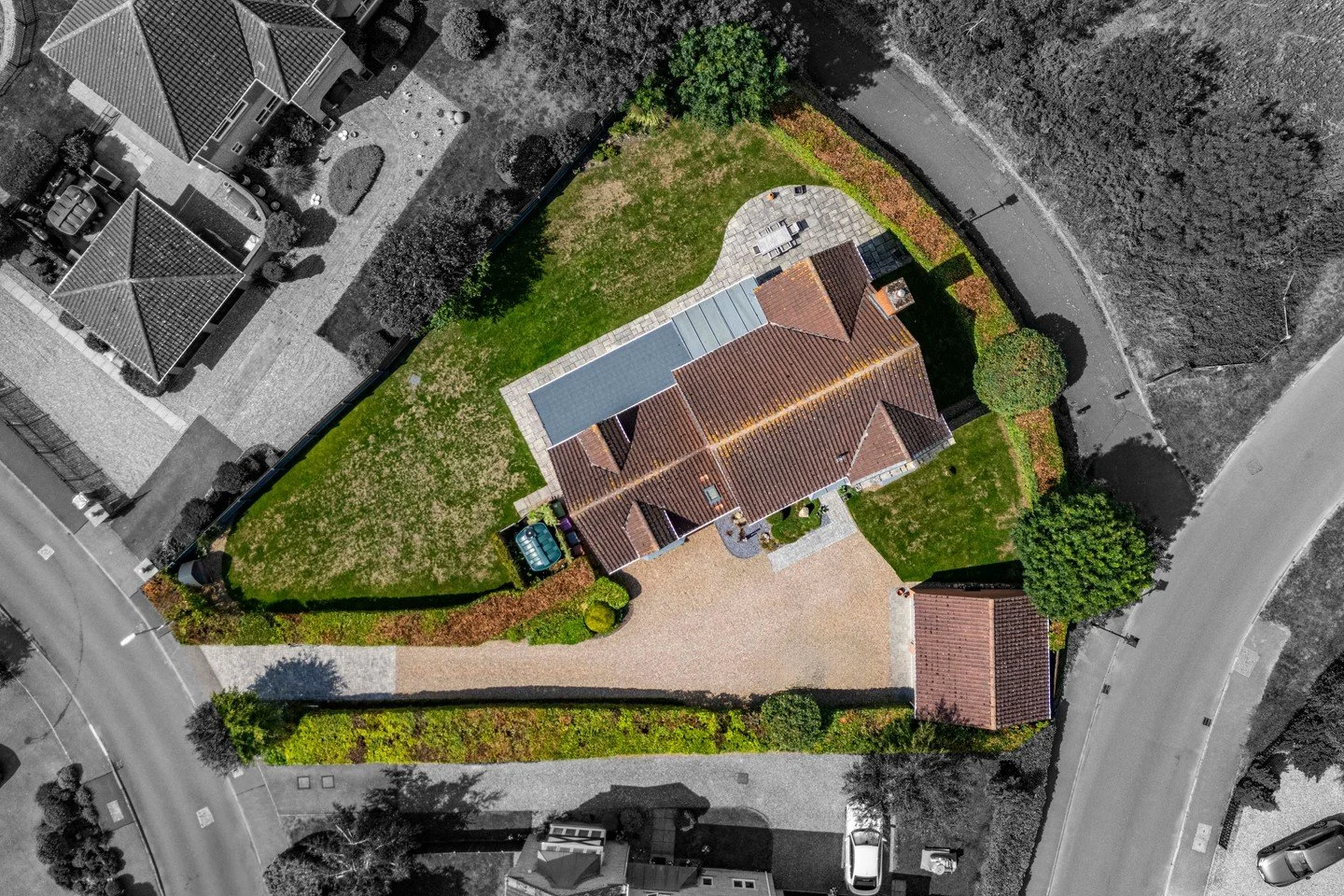 Want your property listings to grab attention instantly? Here&rsquo;s a clever trick: by desaturating the colours around a home, the property itself leaps out from the street and the scroll making sure the eye lands exactly where it should. 

Using v