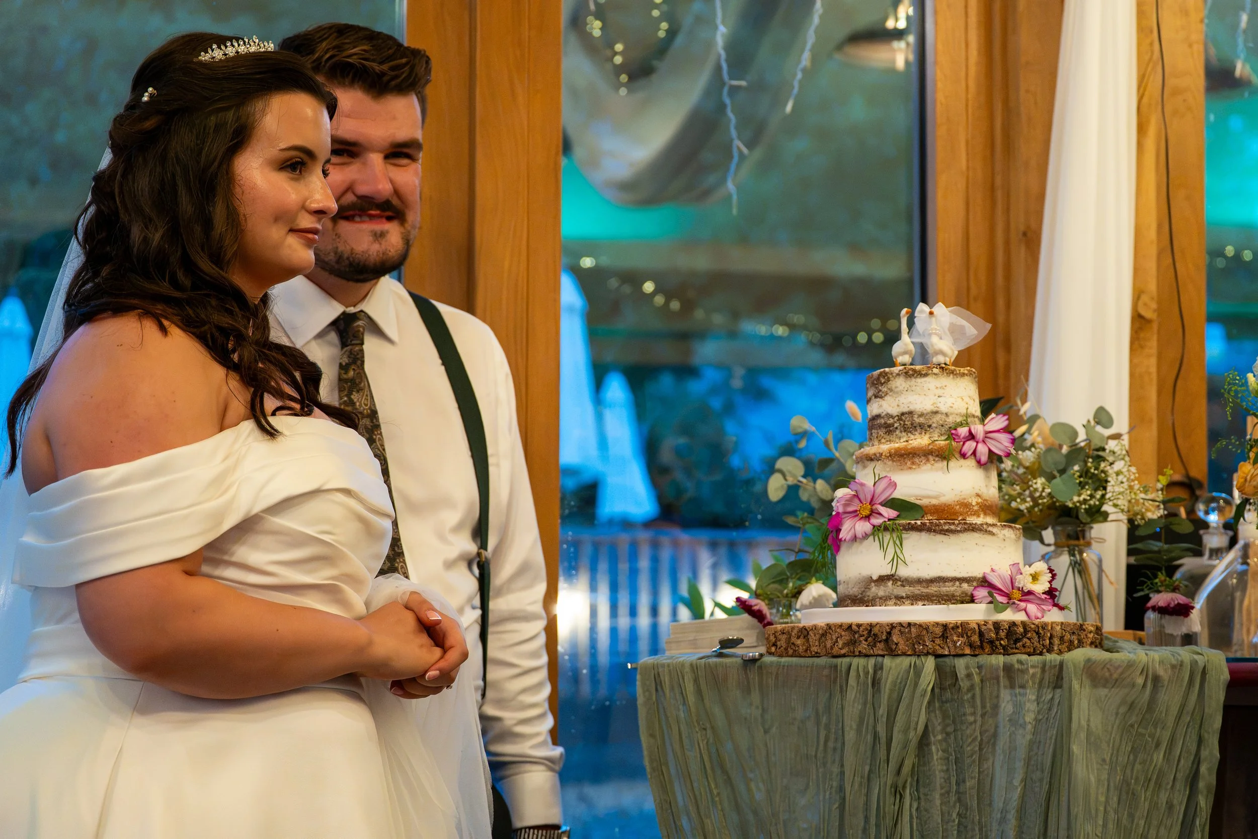 wedding photography capturing cutting the cake
