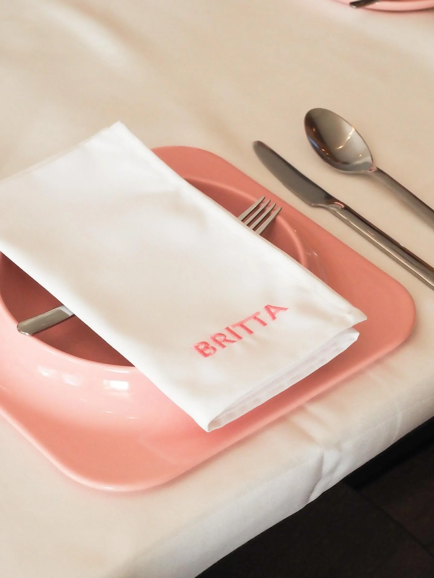 Pinch me moment 🥹 
Got to embroider personalized napkins for the Gustav Westman x @ikeanederland launch event. Feeling very proud of this little DraadPraat milestone, thank you @coeberghpr 🫶

#visiblemending #customembroidery #customembroiderydesig