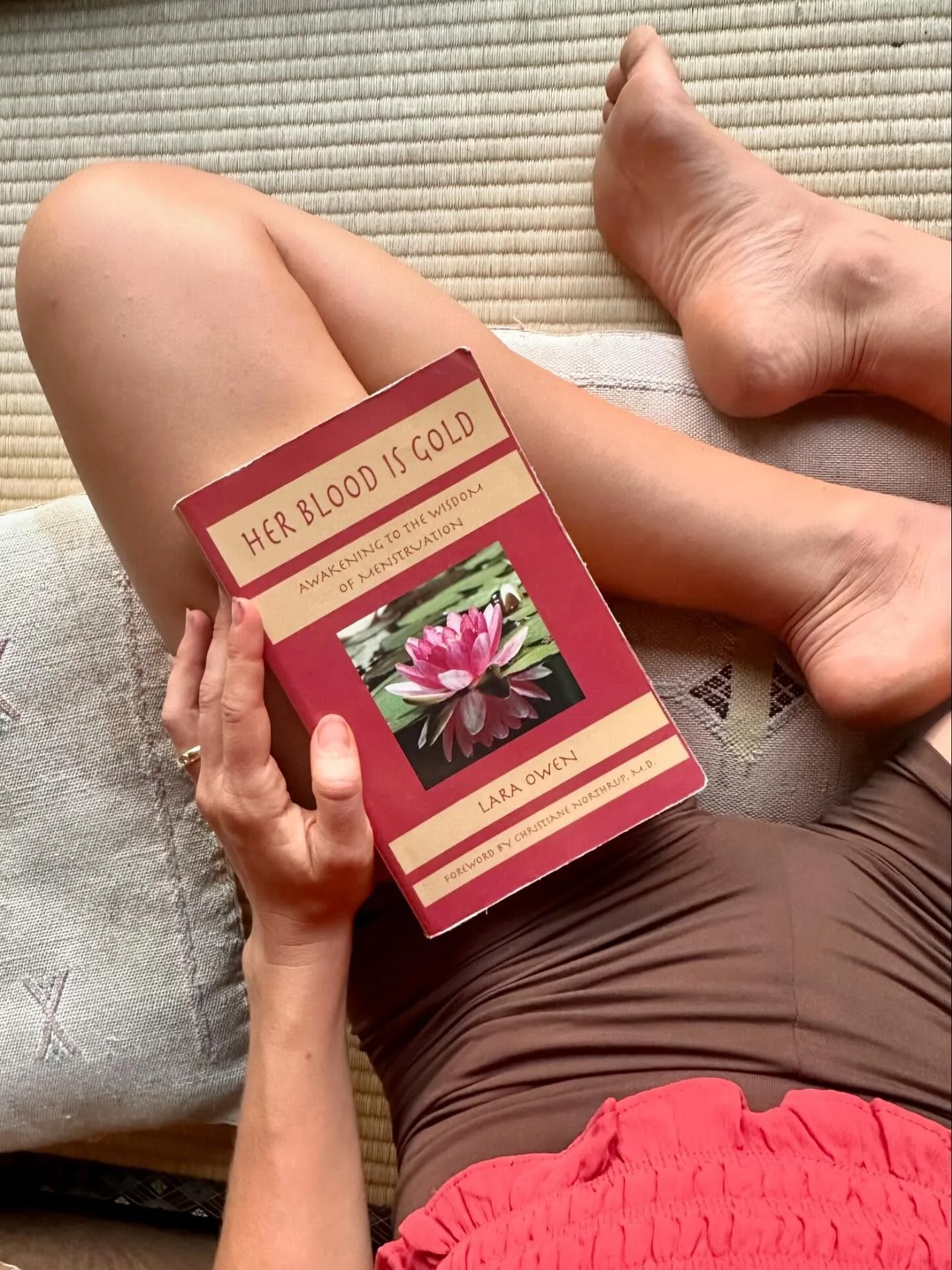 My holy grail books on the menstrual cycle &amp; natural fertility 📚 

These are the books I wish someone had placed in my hands at the very beginning

The books I recommend to anyone who asks where to begin

The books I will continue to come back t