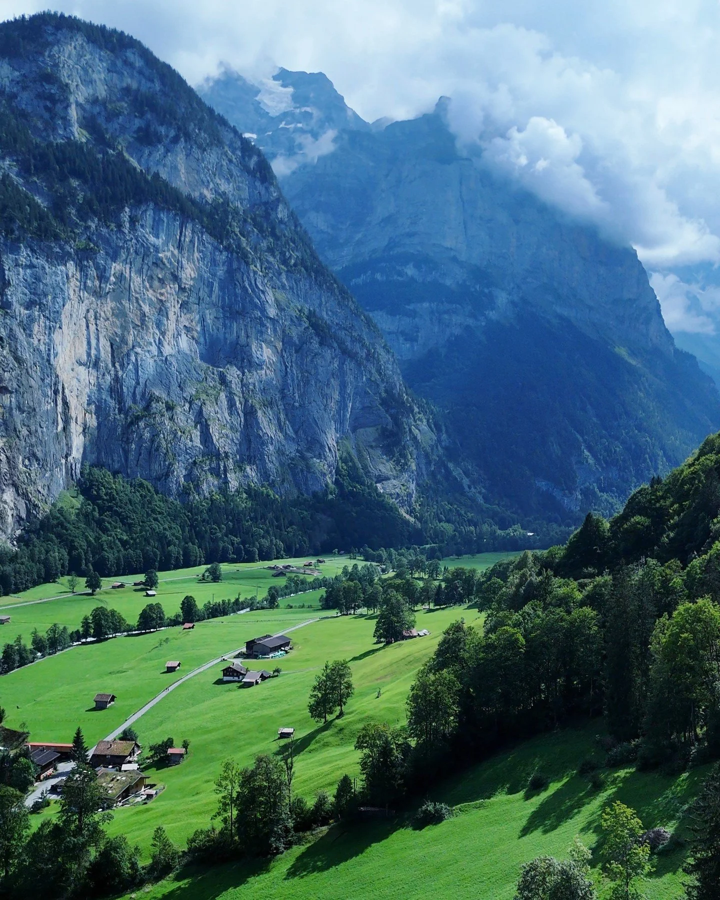 Lauterbrunnen.
Dans la vall&eacute;e des 72 cascades.. 🏞️☘️