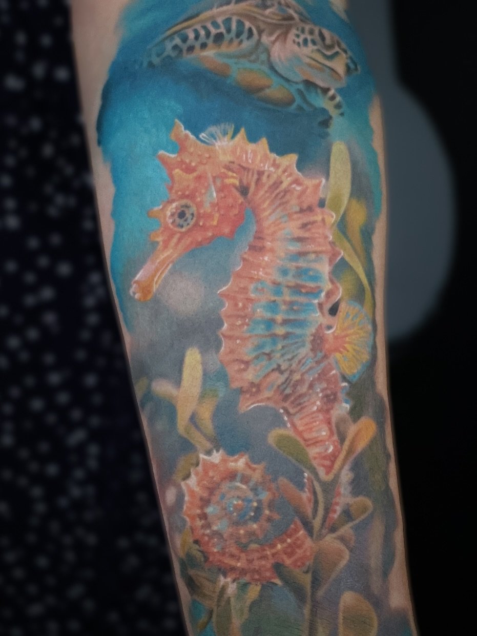 🪸 Throwback to this seahorse piece!
This one took just over a day to complete and was such a fun challenge &mdash; soft gradients, bold contrast, and all those underwater details 🌊✨

I&rsquo;m always looking to take on more sea-inspired pieces &mda