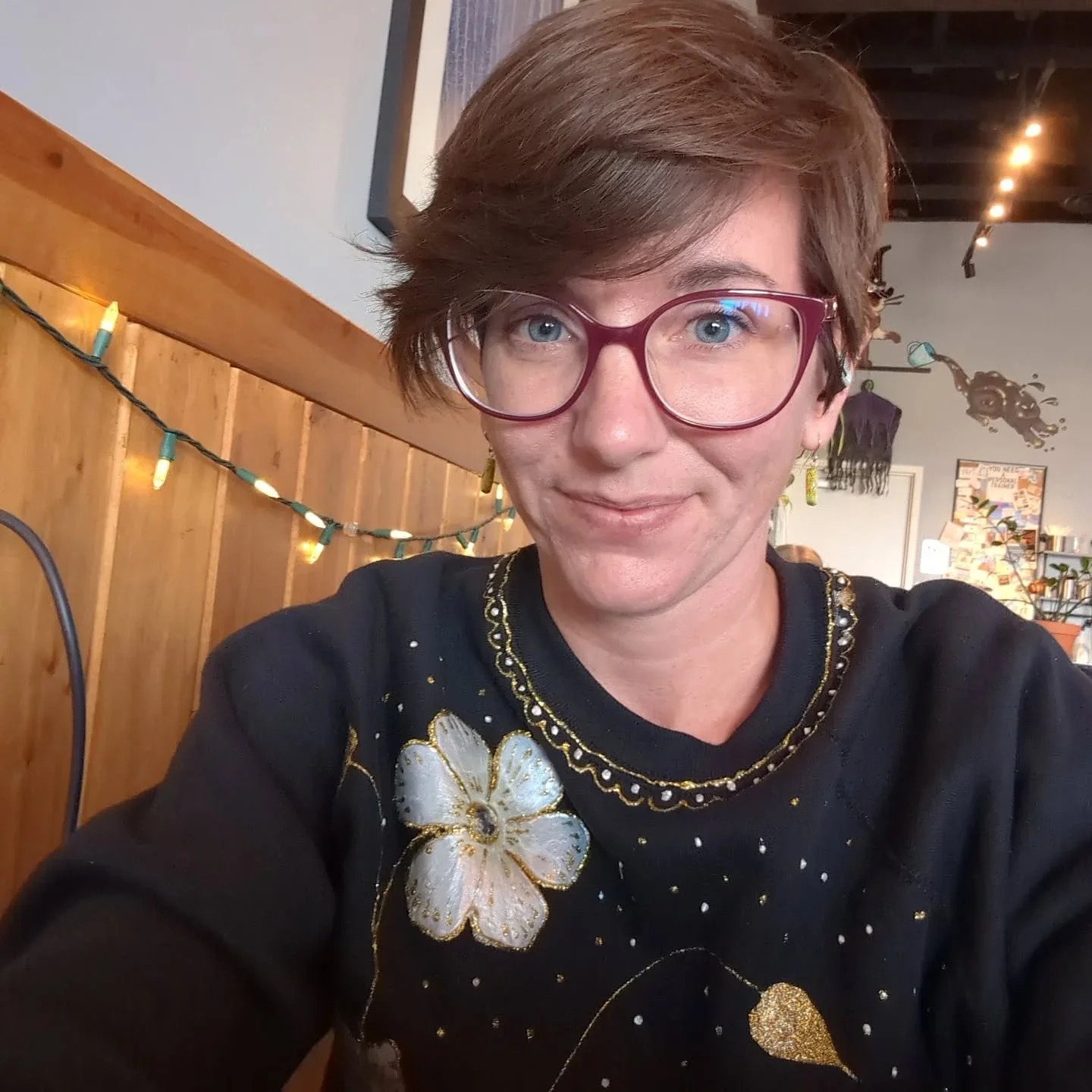 Do you have to get out of the house to write? I'm SO productive at coffee shops. With the coffee raccoon 😂 I worked on my book and on my web design business @writerly.type ...it was a good day!