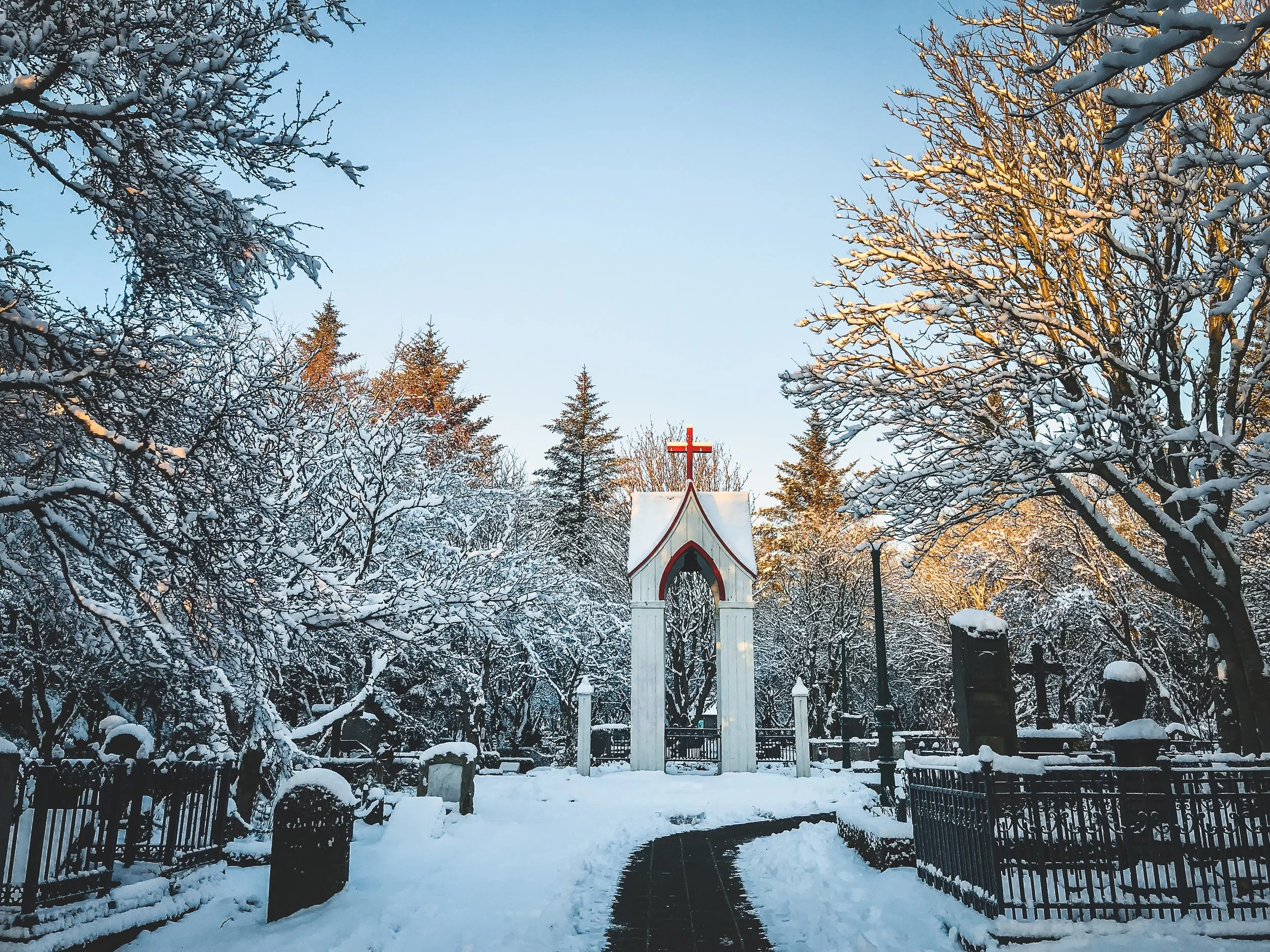 Holavallagardur_Cemetery_-02.jpg
