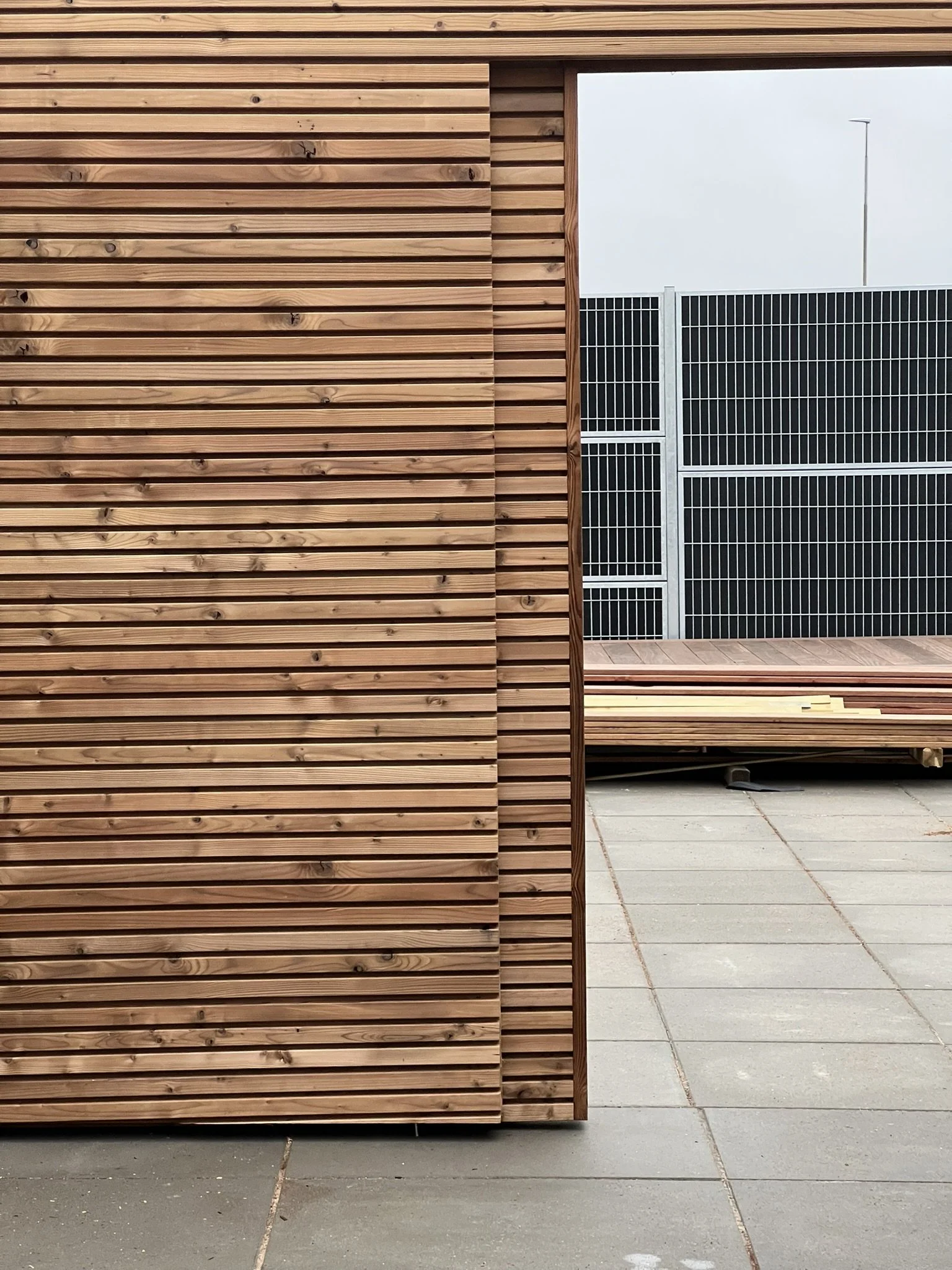 facade renovering, træmaterialer, indbygget terrasse, terrasse, træ terrasse, træbeklædning, træ, beklædning, sorte vinduer, tagrende, sort tagrende, skjulte skruer, gulv til loft vinduer