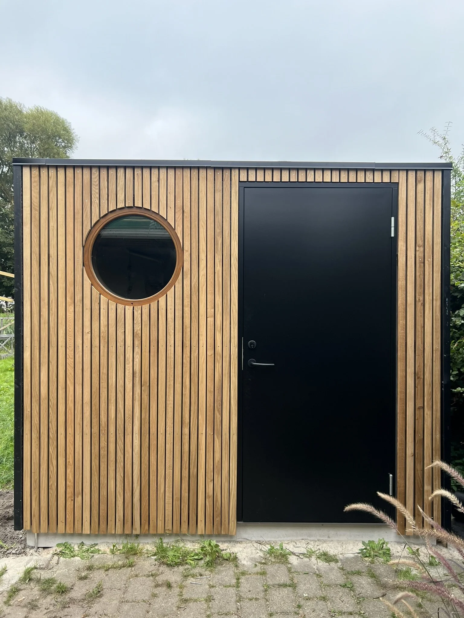 Isoleret skur, tømrer bygger skur, carport priser, skur priser, udehus, haveskur, beklædning, isolering af skur, opbevaringsskur, anneks, haveskur