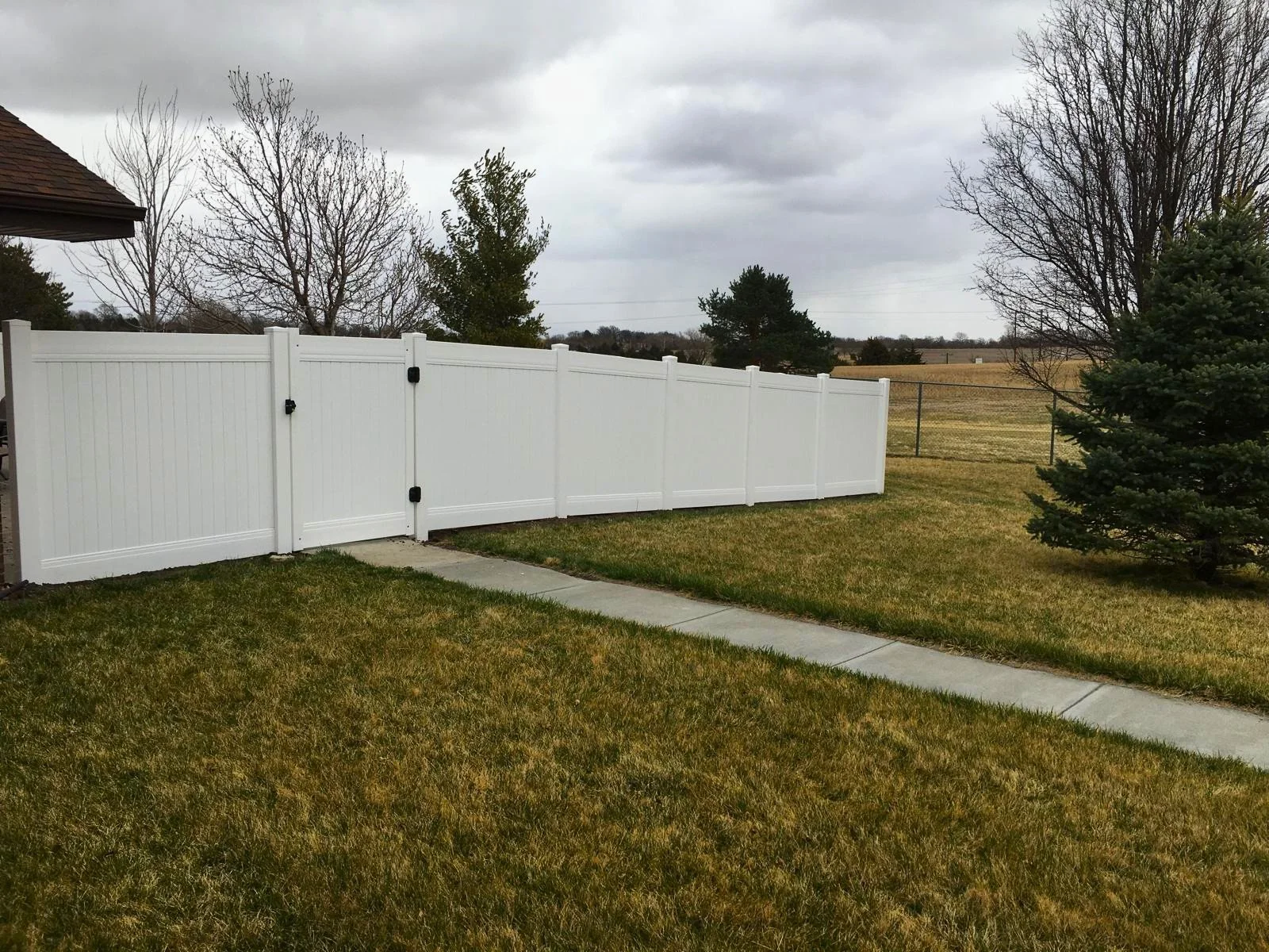 High-quality residential vinyl fence providing privacy and clean aesthetics for South Dakota homes