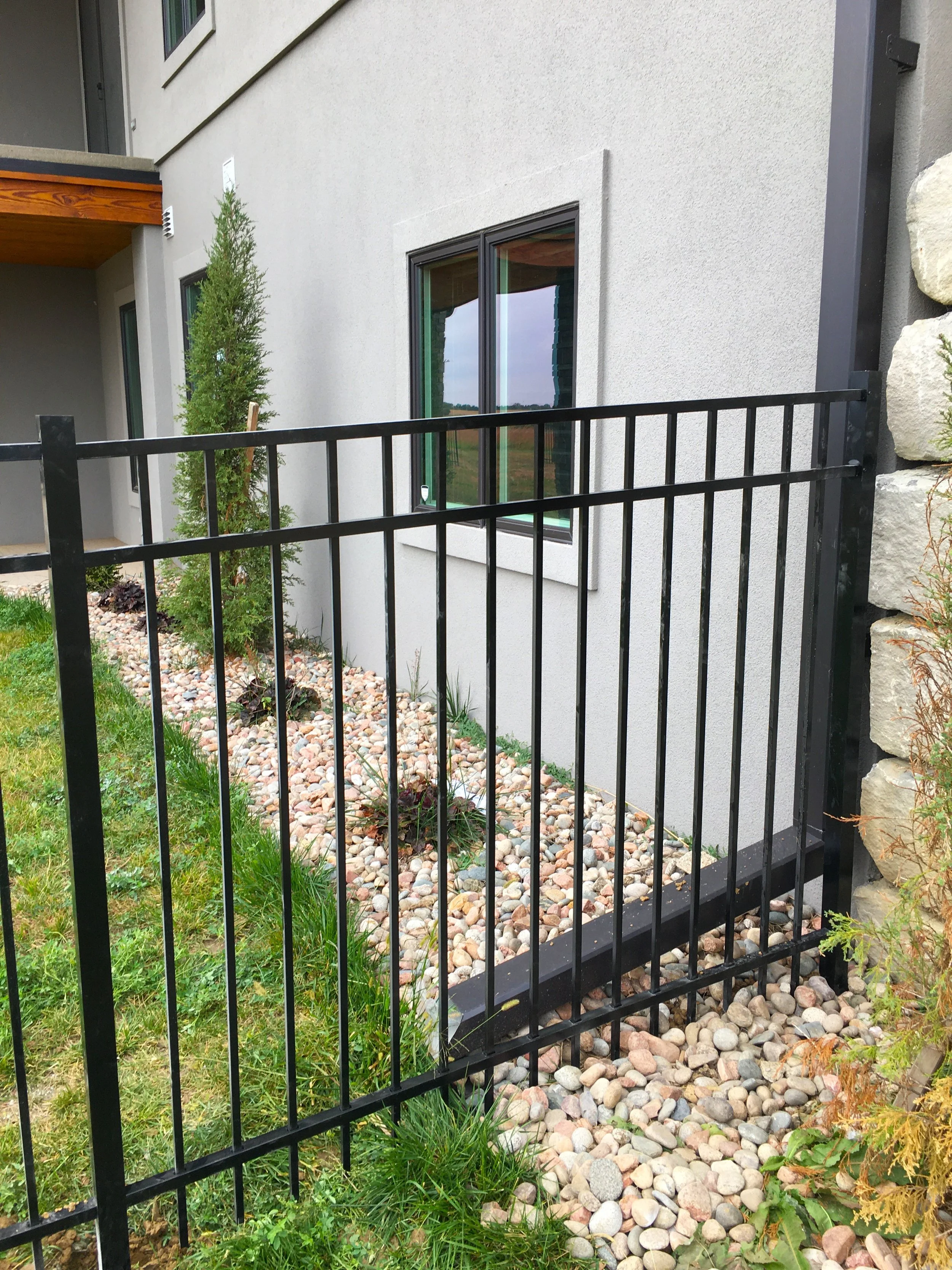 Residential aluminum fence installed in side yard in Sioux Falls South Dakota
