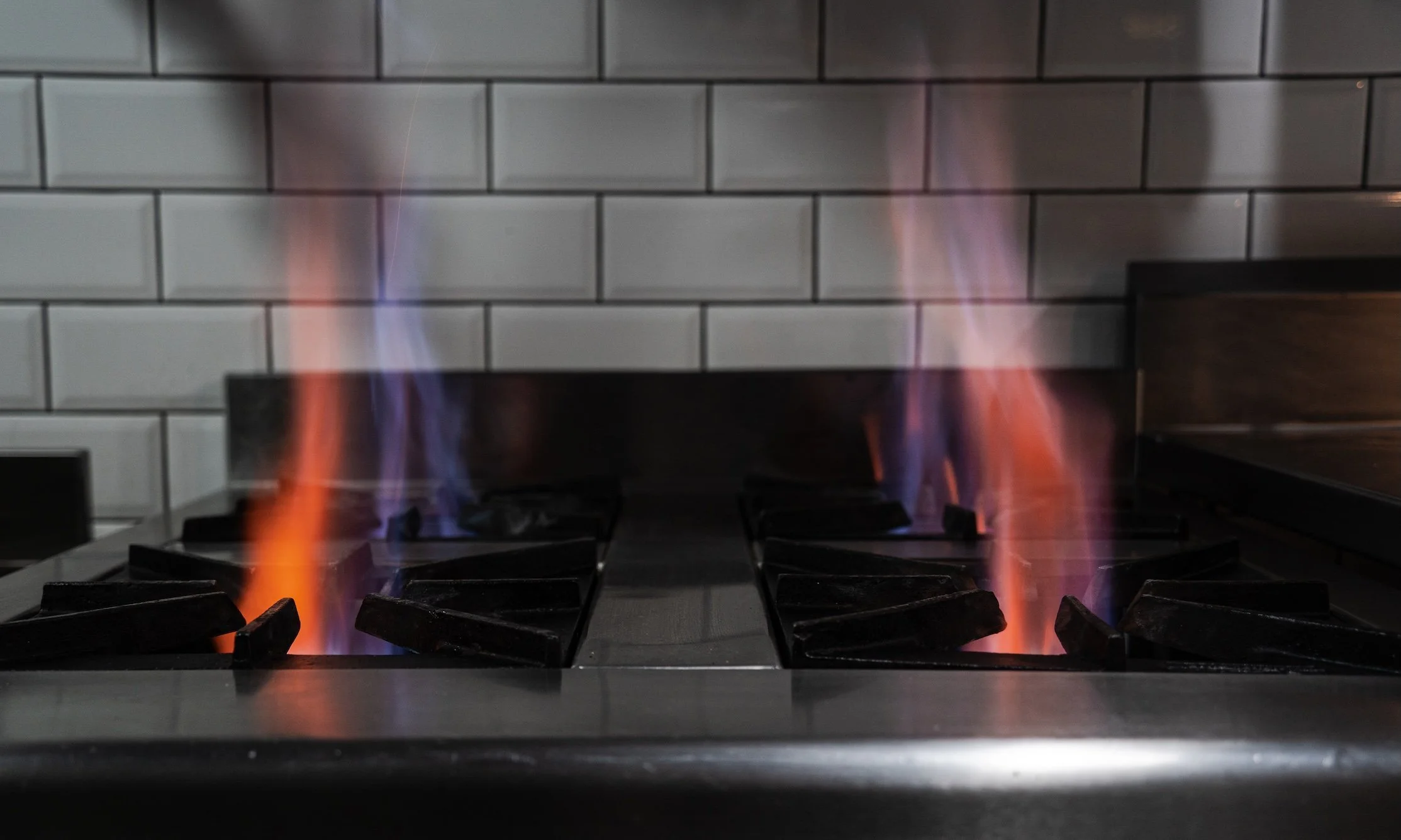 Llamas ardiendo en cocina