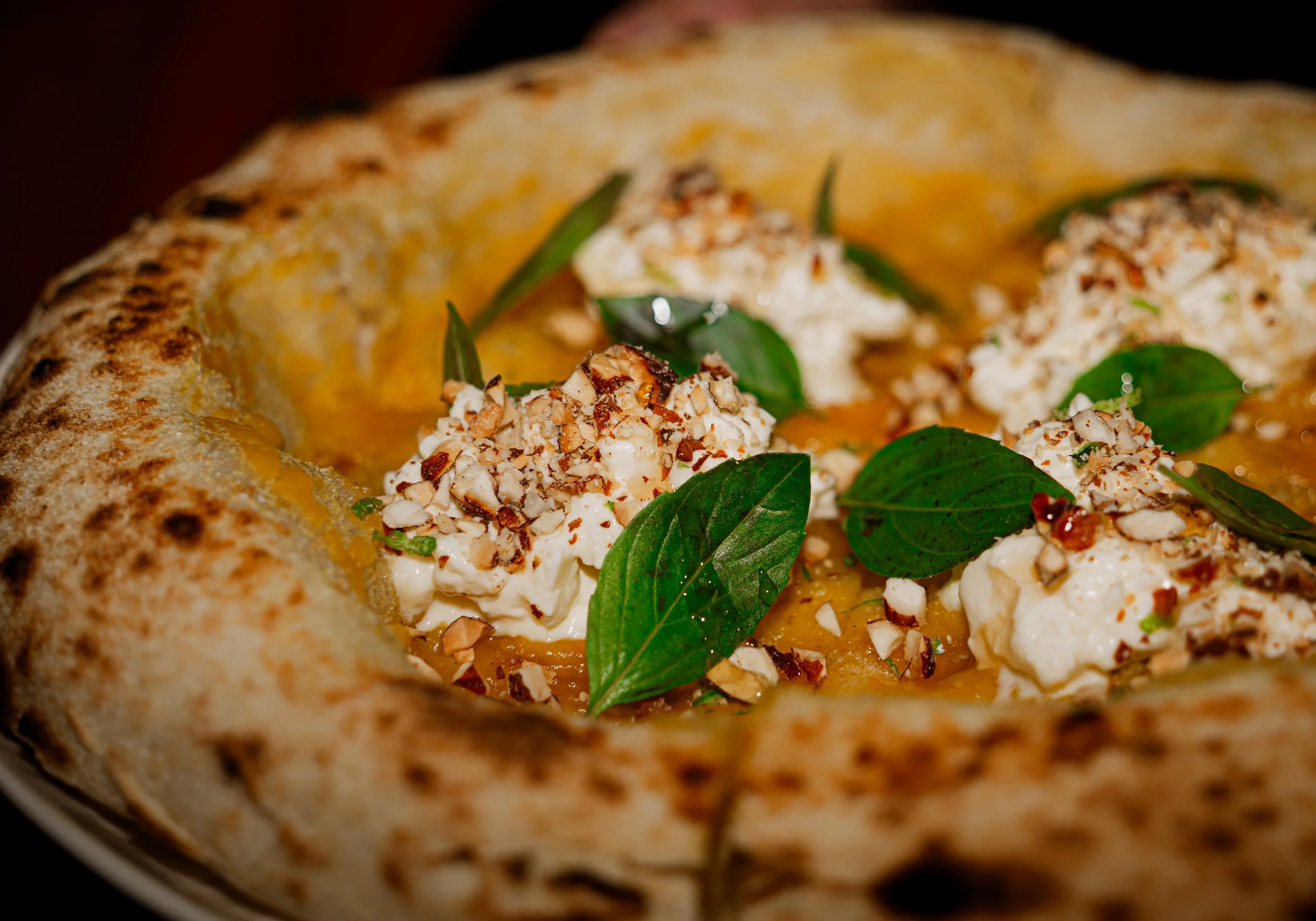 Pizza de calabaza asada, con queso, almendras y albahaca